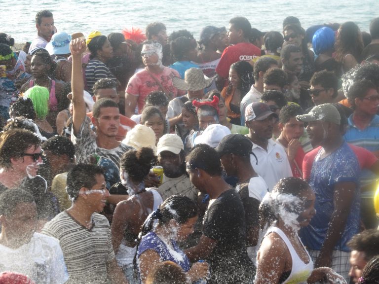 La Fiesta de la Independencia, nota anche come “Novembre a Cartagena,” è una delle festività più importanti e animate della città di Cartagena de Indias, in Colombia. Questa celebrazione si svolge ogni anno l’11 novembre per commemorare l’indipendenza della città dalla Spagna, ottenuta nel 1811. La festa si prolunga per diversi giorni, generalmente iniziando verso la fine di ottobre e culminando il 11 novembre. Durante questo periodo, la città si anima di colori, suoni e attività culturali che richiamano residenti e visitatori da tutto il paese e oltre. Una delle tradizioni più iconiche della Fiesta de la Independencia è la “Proclamazione dell’Indipendenza,” una rievocazione storica della dichiarazione di indipendenza di Cartagena dal dominio spagnolo. L’evento coinvolge spettacoli teatrali e parate in costume, con attori che interpretano importanti figure storiche dell’epoca. Questa proclamazione è un momento commovente in cui la città rievoca il coraggio e il patriottismo dei suoi antenati. Durante la festa, le strade della Città Vecchia e di altre zone chiave di Cartagena si animano di musica, balli e spettacoli folcloristici. Le danze tradizionali, come il cumbia e il mapalé, riempiono l’aria, e i cartagenesi partecipano con gioia e spirito festoso. Un altro aspetto fondamentale della Fiesta de la Independencia è il concorso di bellezza di “Miss Colombia.” L’11 novembre è la data in cui viene incoronata la nuova reginetta di bellezza del paese. Questo evento attira grande attenzione mediatica e fa parte integrante della celebrazione. Inoltre, durante la festa, ci sono spettacoli musicali, eventi sportivi, mostre d’arte, fuochi d’artificio e molto altro ancora. La varietà di attività culturali e di intrattenimento offerte durante la Fiesta de la Independencia rende questa festa un’esperienza unica e coinvolgente per tutti coloro che partecipano. Oltre al lato festoso, la Fiesta de la Independencia rappresenta anche un’opportunità per i cartagenesi di esprimere il loro orgoglio e amore per la città e la sua storia. La festa è una testimonianza dell’identità culturale di Cartagena e dell’importanza del suo patrimonio storico nel contesto nazionale. Se hai la possibilità di visitare Cartagena durante la Fiesta de la Independencia, avrai l’opportunità di vivere una festa coinvolgente, divertente e ricca di emozioni, e ti lascerà con ricordi indelebili di questa affascinante città colombiana.