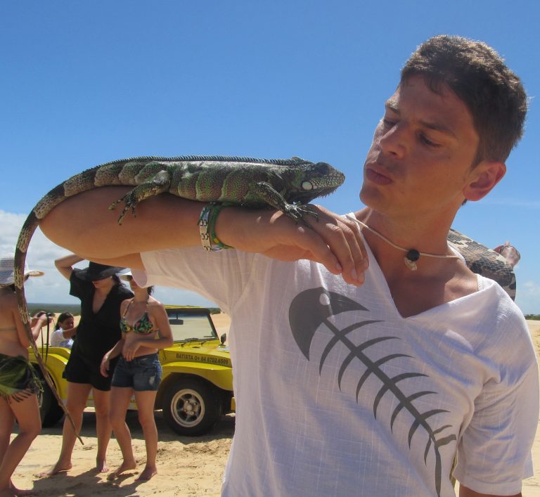 La zona non è molto frequentata ma, se usi un mezzo a motore, stai attento a non disturbare eventuali altri viaggiatori, magari intenti a rilassarsi sulla spiaggia. Potrà essere che esplorando questa zona vedrai da lontano dei pescatori, e potrà anche essere che questi ti proporranno di acquistare del pesce appena pescato e che te lo cucineranno solo per te e i tuoi amici, lì in riva all’oceano. A me è successo ed è stata un’esperienza fantastica.