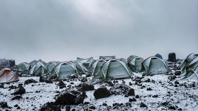 Ultimo campo sul Kilimanjaro (4.673 metri) • Tanzania • © A.P.